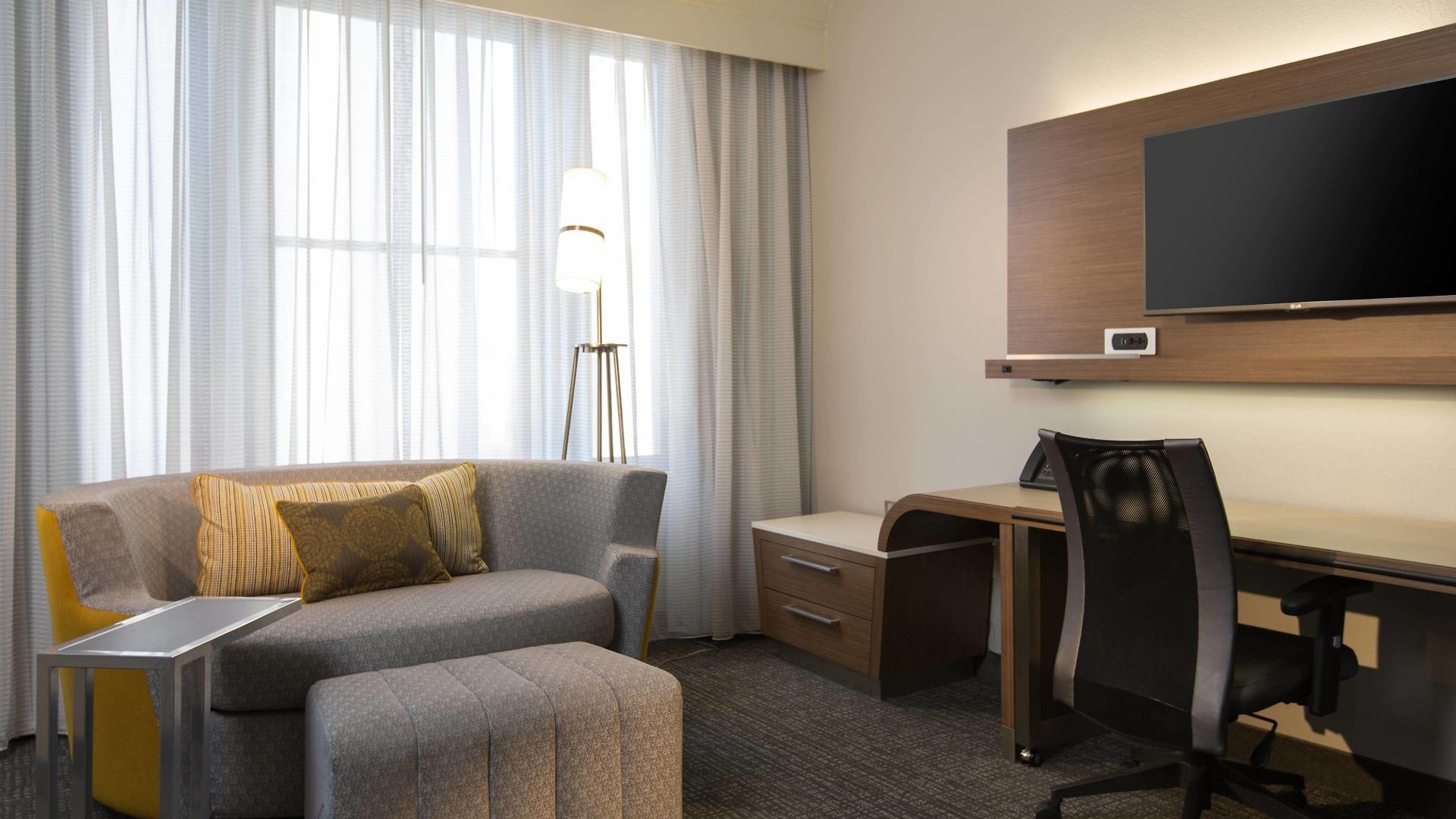 Courtyard By Marriott Downtown Hotel