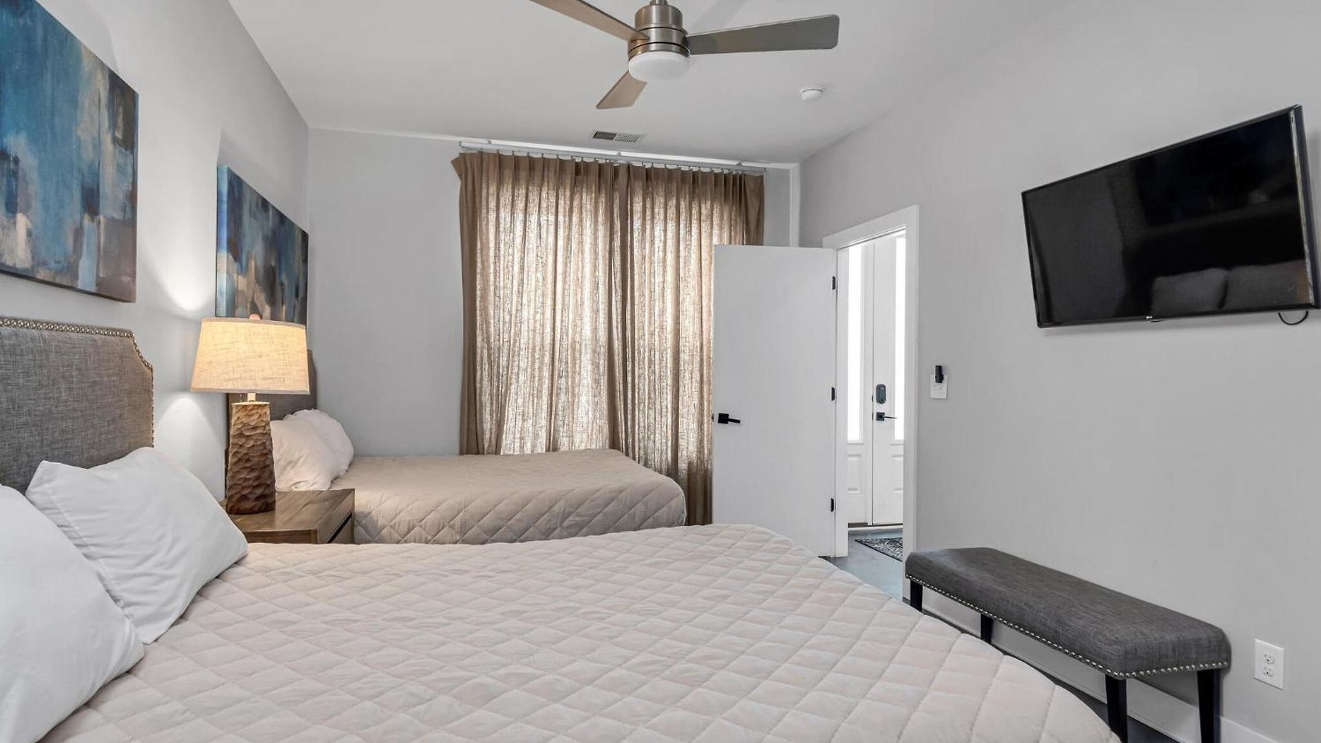 Spacious Close To Belmont Rooftop Holiday home *