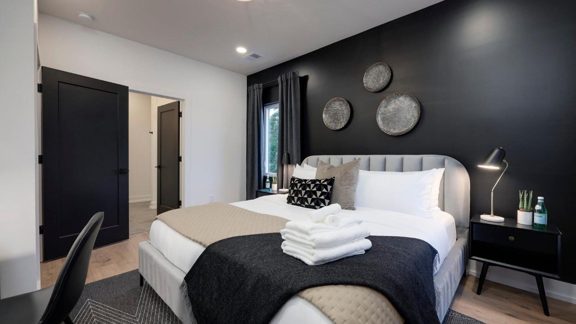 Skyline Luxury - Rooftop Deck- King Suites-garage Holiday home
