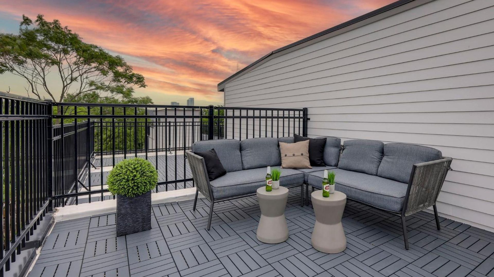 Holiday home Skyline Luxury - Rooftop Deck- King Suites-garage