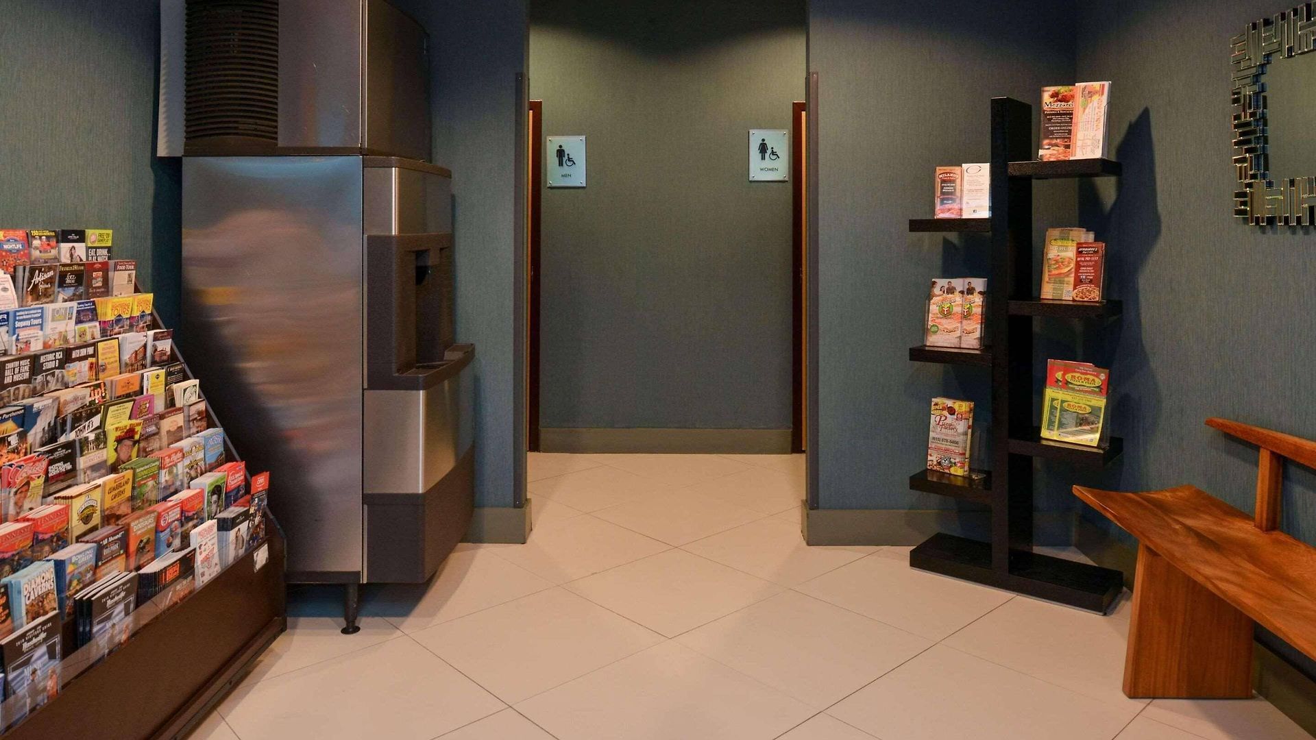 Country & By Radisson Airport Tn Hotel 4*