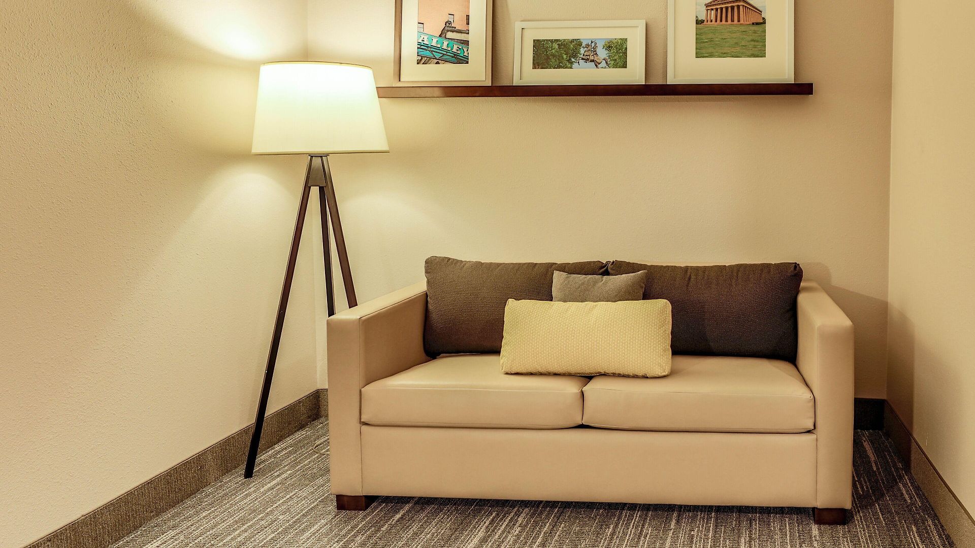 Hotel Country & By Radisson Airport Tn