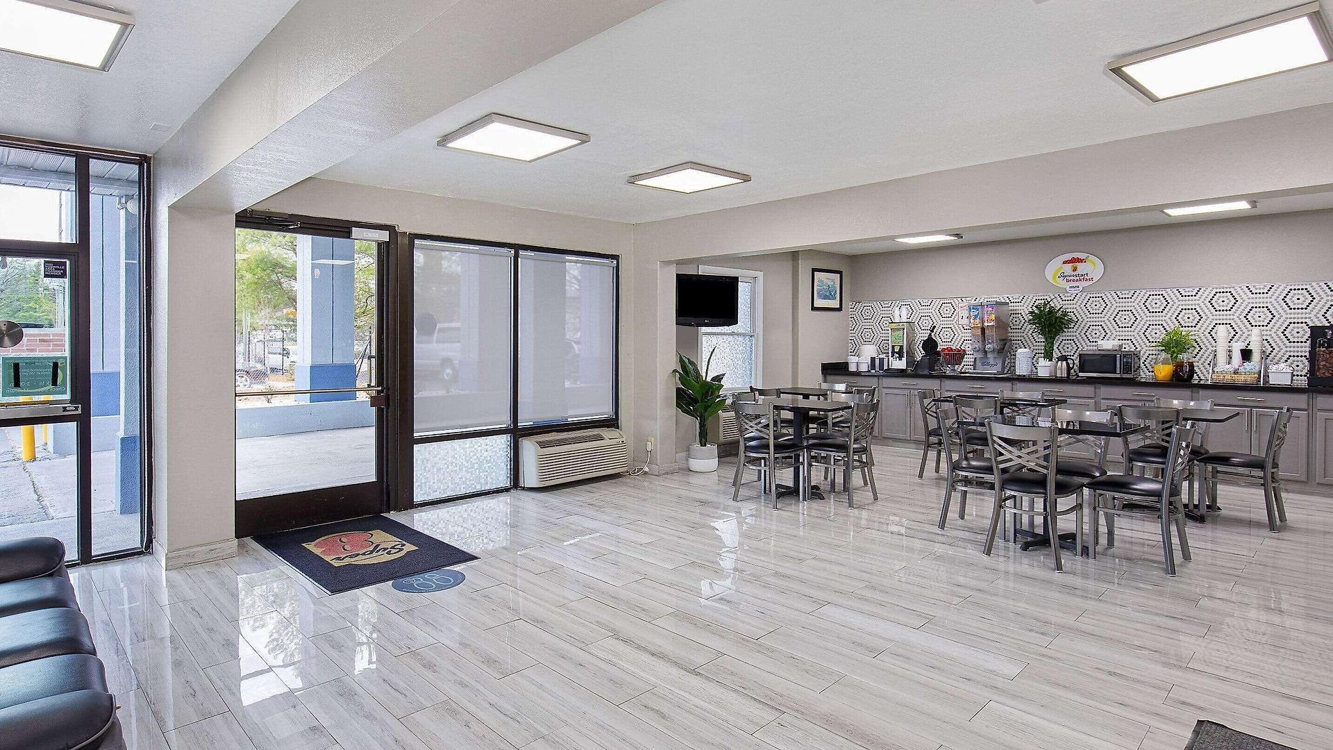 Hotel Super 8 By Wyndham West
