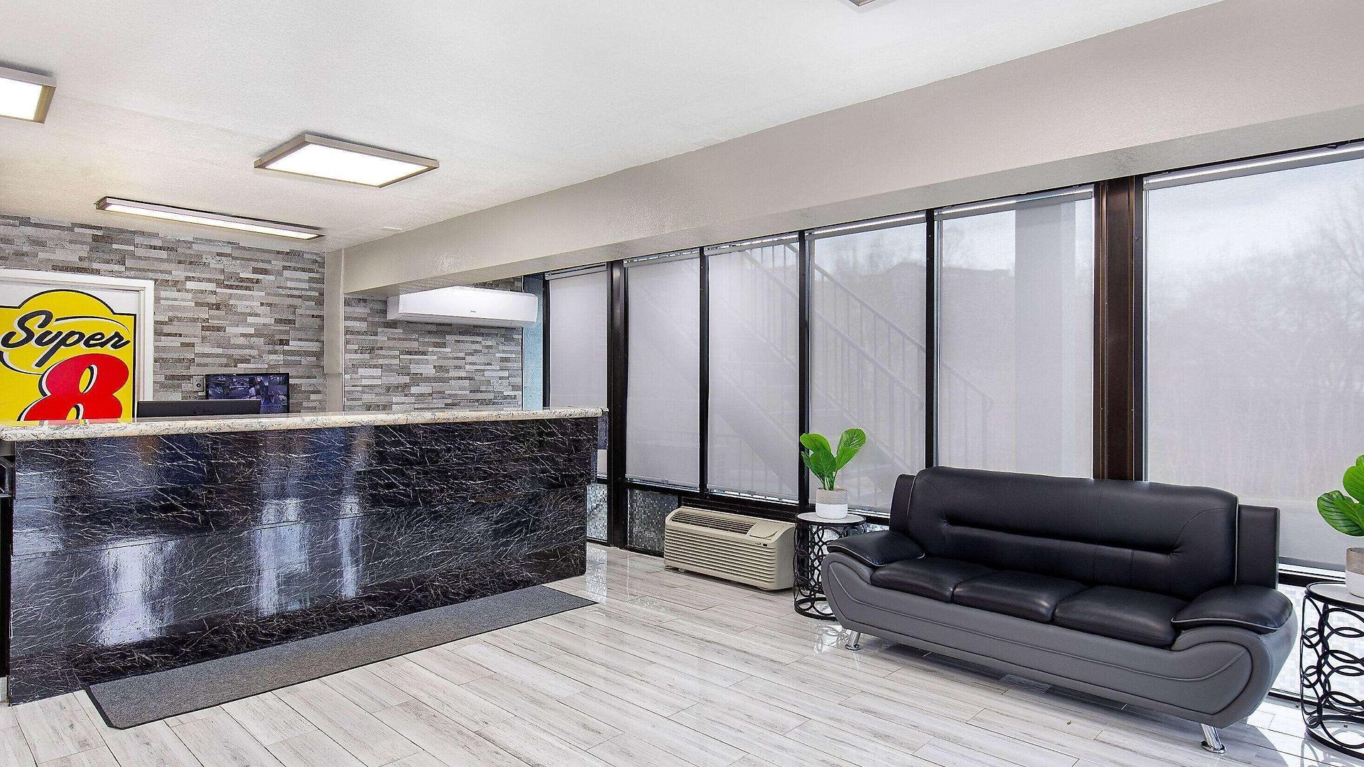 Hotel Super 8 By Wyndham West