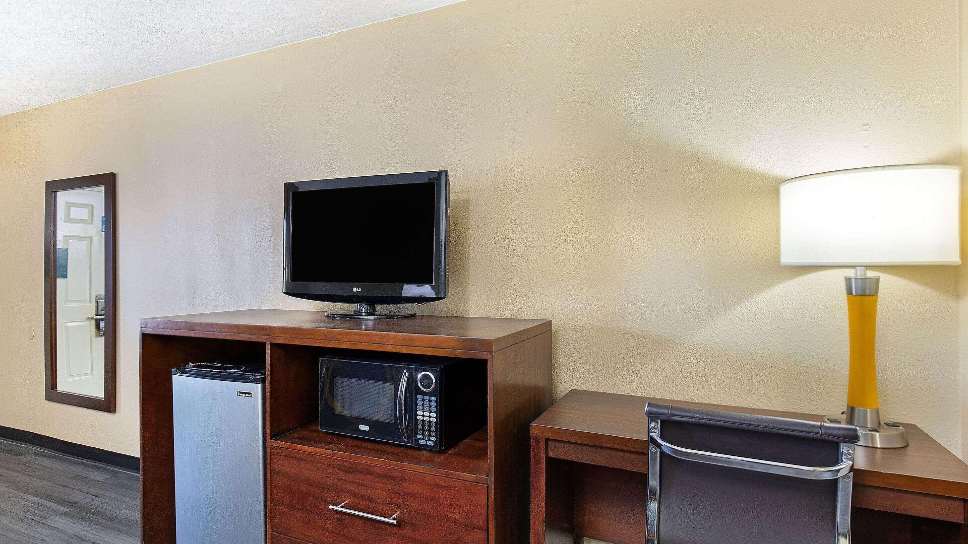 Super 8 By Wyndham West