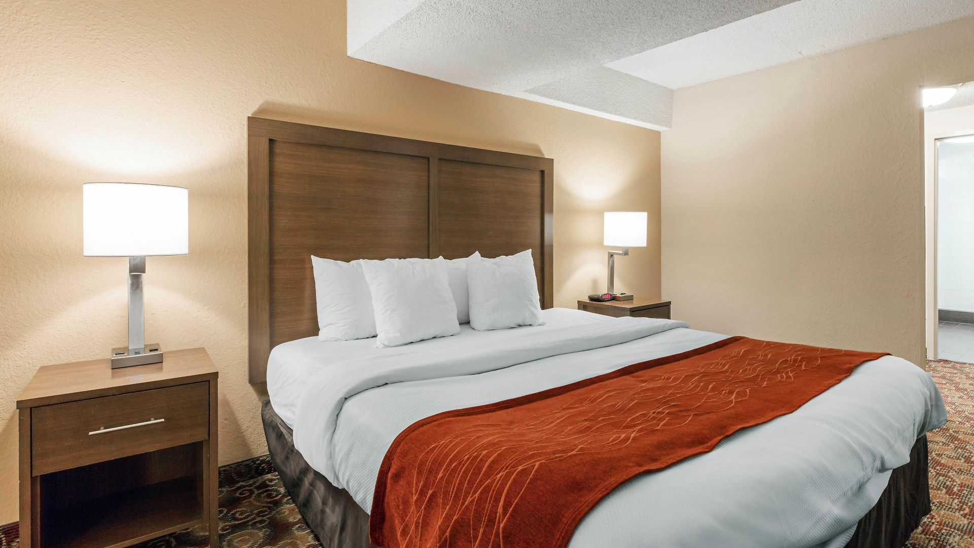 Comfort Downtown - Music Center Inn 4*