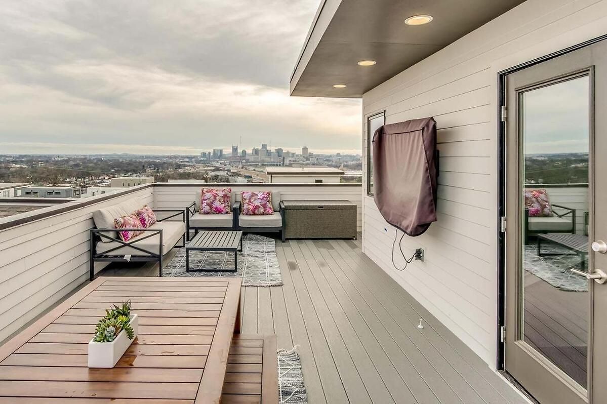 Stunning Skyline Manor - Rooftop Views Villa