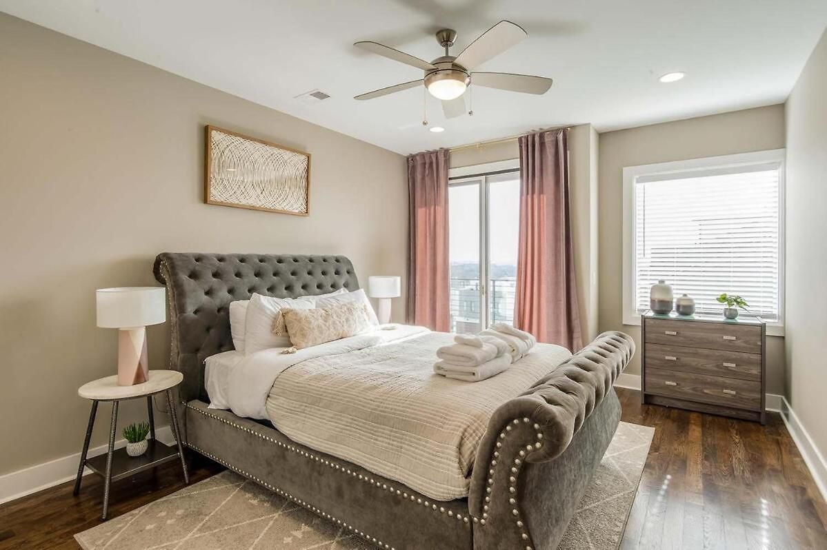 Stunning Skyline Manor - Rooftop Views
