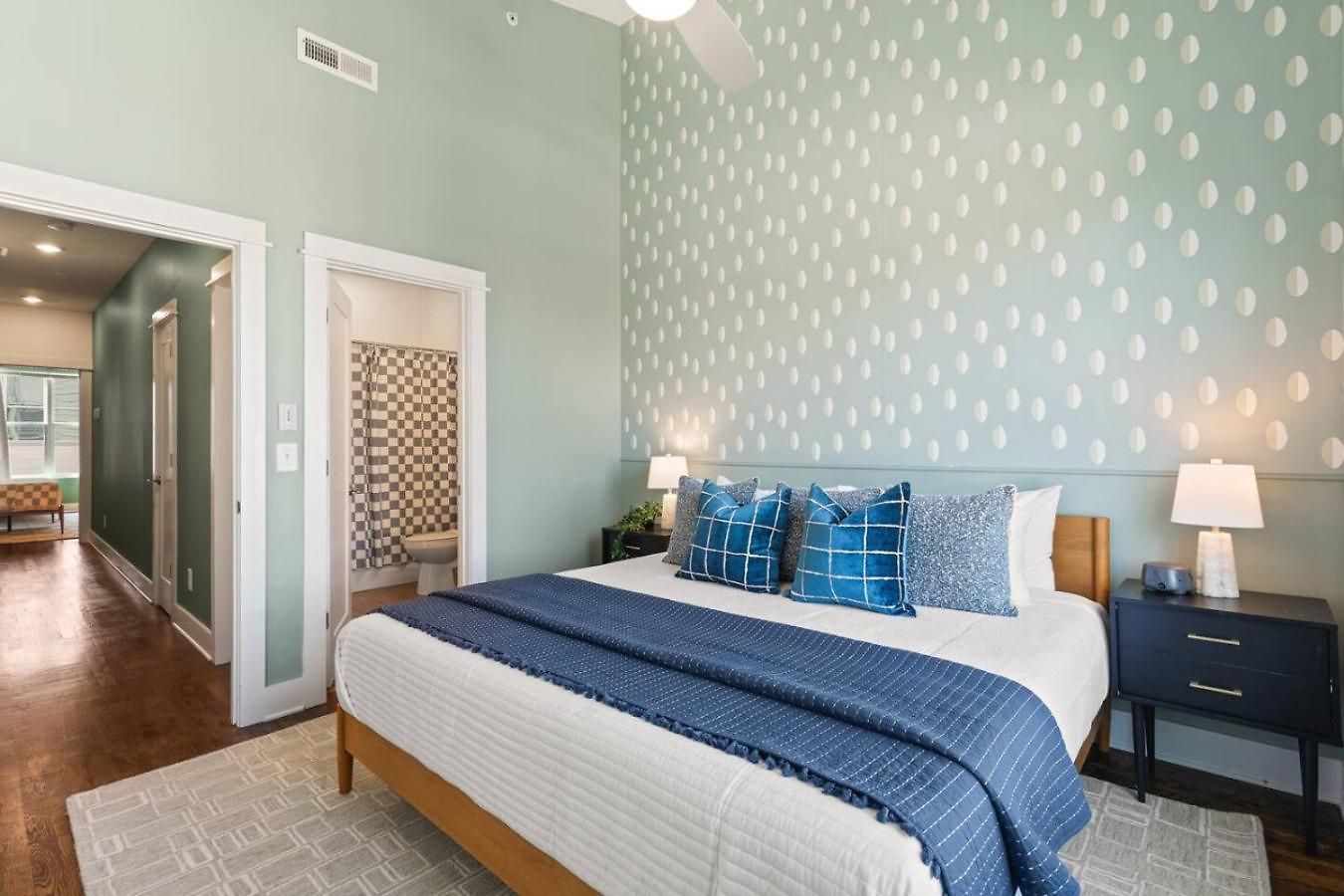Walk To Vanderbilt And Belmont With Garage And Rooftop Deck *