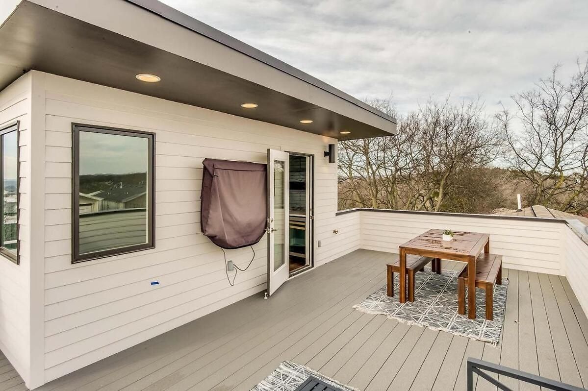 Stunning Skyline Manor - Rooftop Views