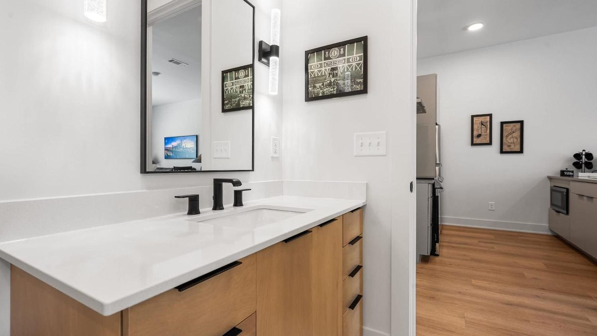 East Nash For 4 With Public Rooftop Near Dt Holiday home Nashville