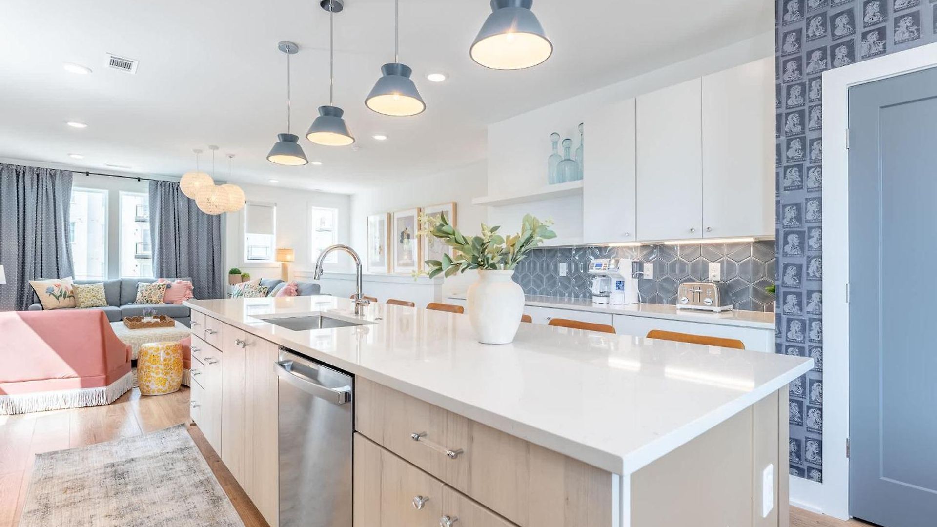 Luxe Group With Hot Tub & Rooftop Lounge Holiday home