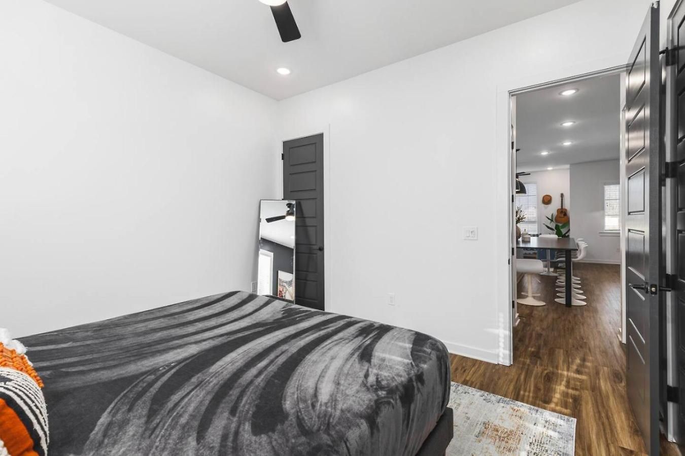 Two Adjacent Homes Sleeps 24 Only 3 Miles To Broadway
