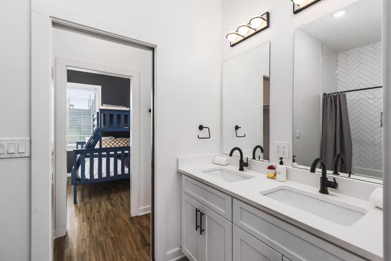Two Adjacent Homes Sleeps 24 Only 3 Miles To Broadway Holiday home Nashville