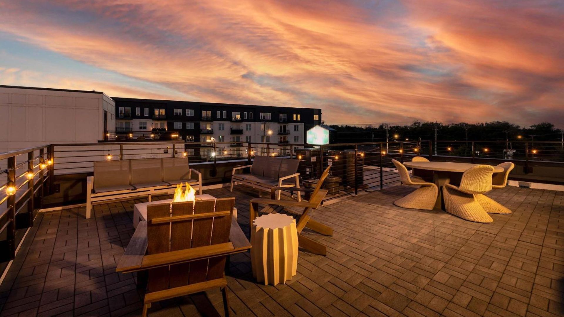 Rooftop Fire Pit Lounge Skyline Dt Nash Views Holiday home *