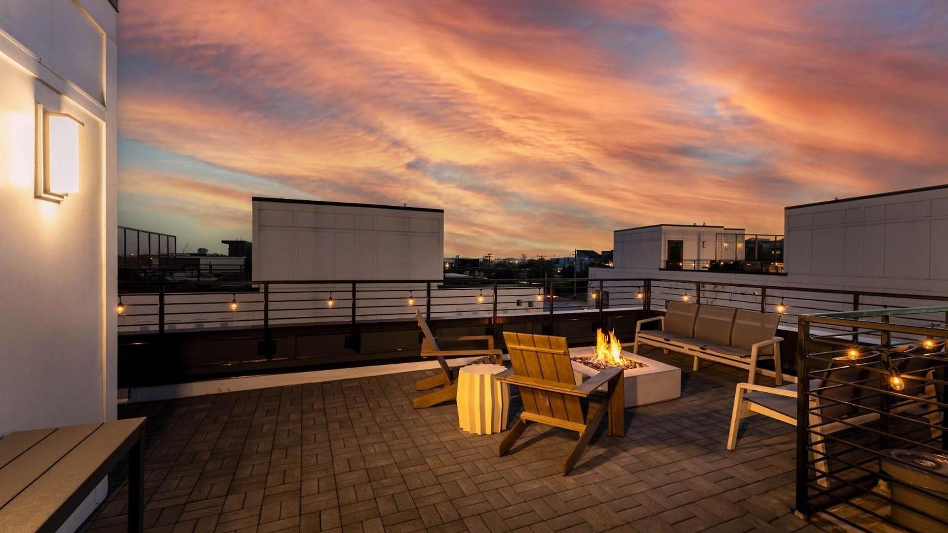 Holiday home Rooftop Fire Pit Lounge Skyline Dt Nash Views *