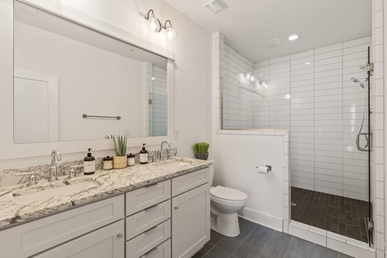 Walk To Vanderbilt And Belmont With Garage And Rooftop Deck Holiday home Nashville