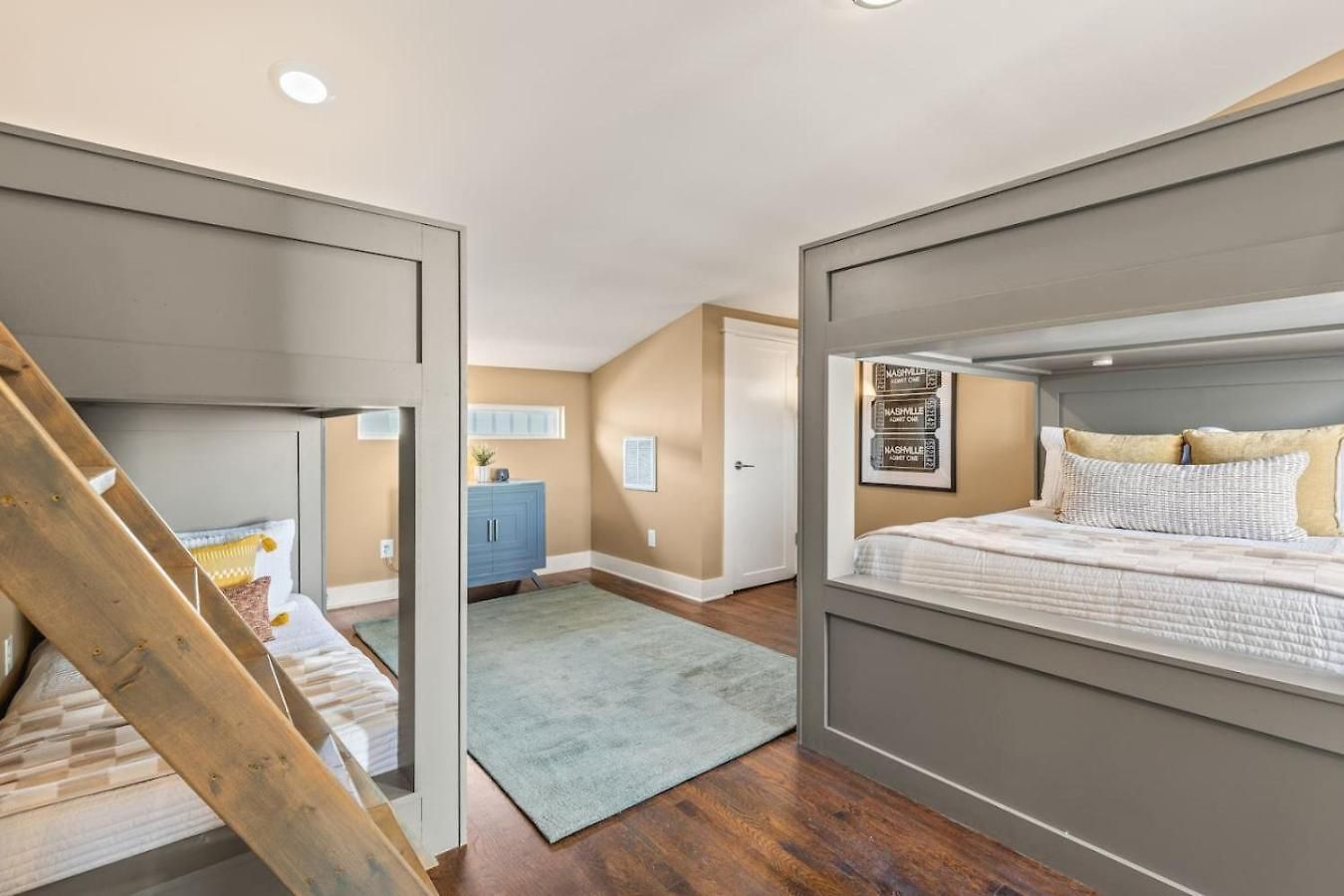 Walk To Vanderbilt And Belmont With Garage And Rooftop Deck Holiday home *