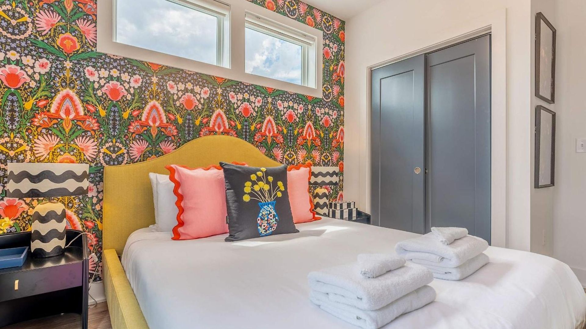 Luxe Group With Hot Tub & Rooftop Lounge Holiday home