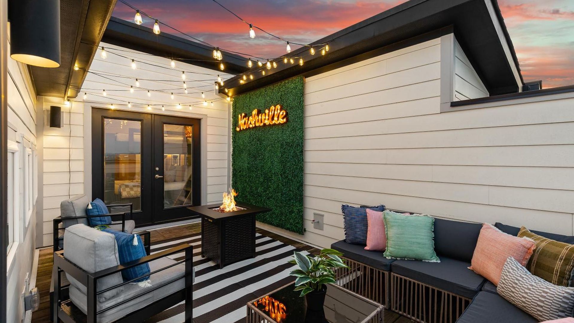 Walk To Vanderbilt And Belmont With Garage And Rooftop Deck Holiday home *
