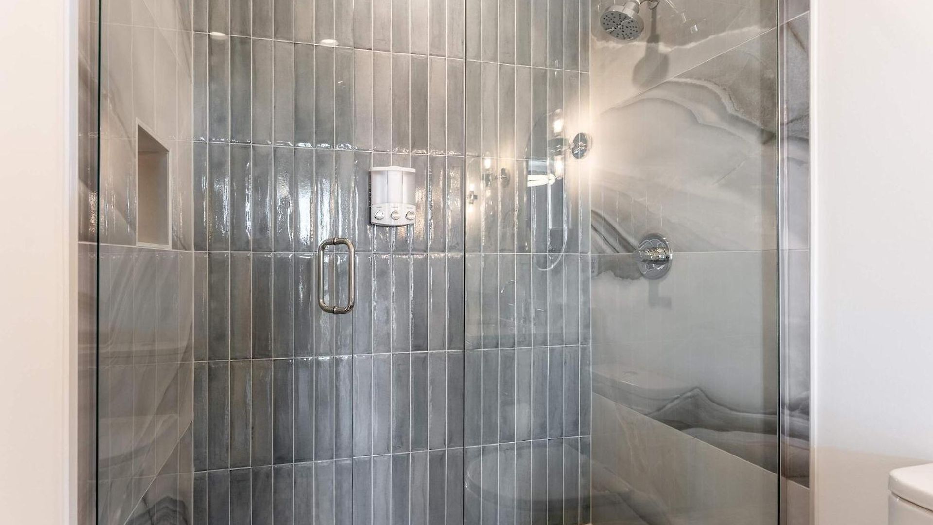 Retreat With Hot Tub & Private Garage Holiday home