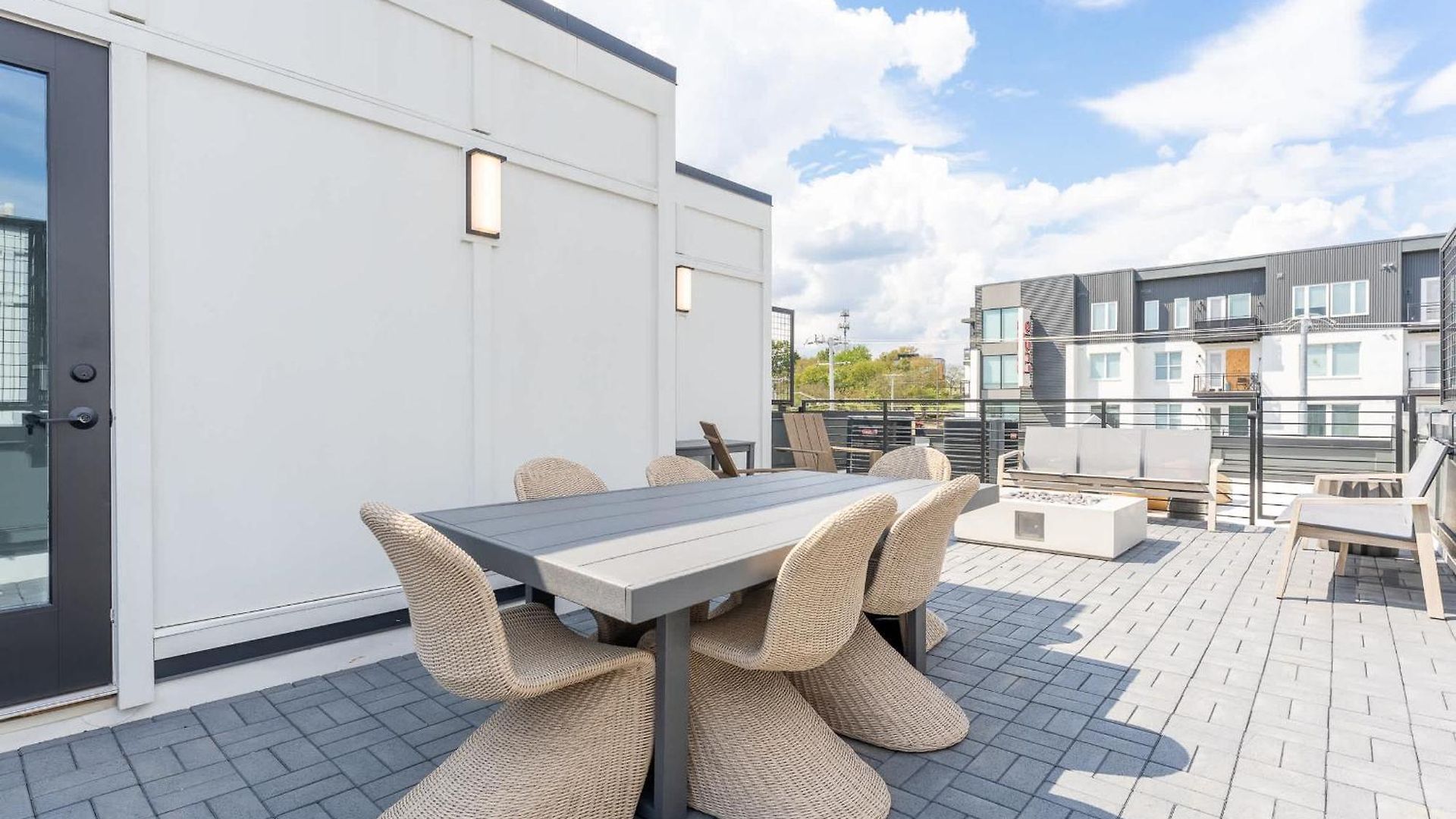 Rooftop Fire Pit & Skyline Views Near Broadway *