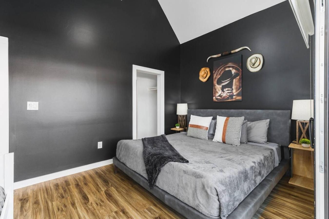 Two Adjacent Homes Sleeps 24 Only 3 Miles To Broadway Holiday home