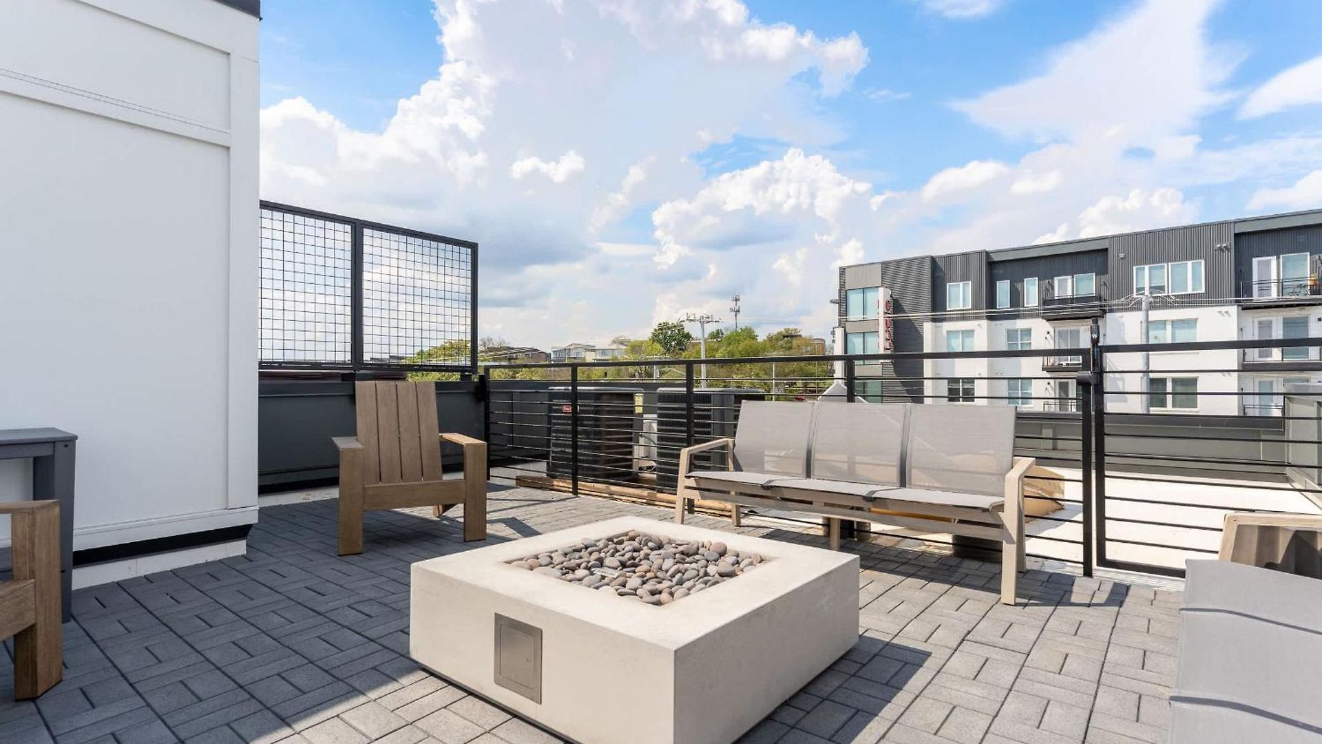 Rooftop Fire Pit & Skyline Views Near Broadway Holiday home