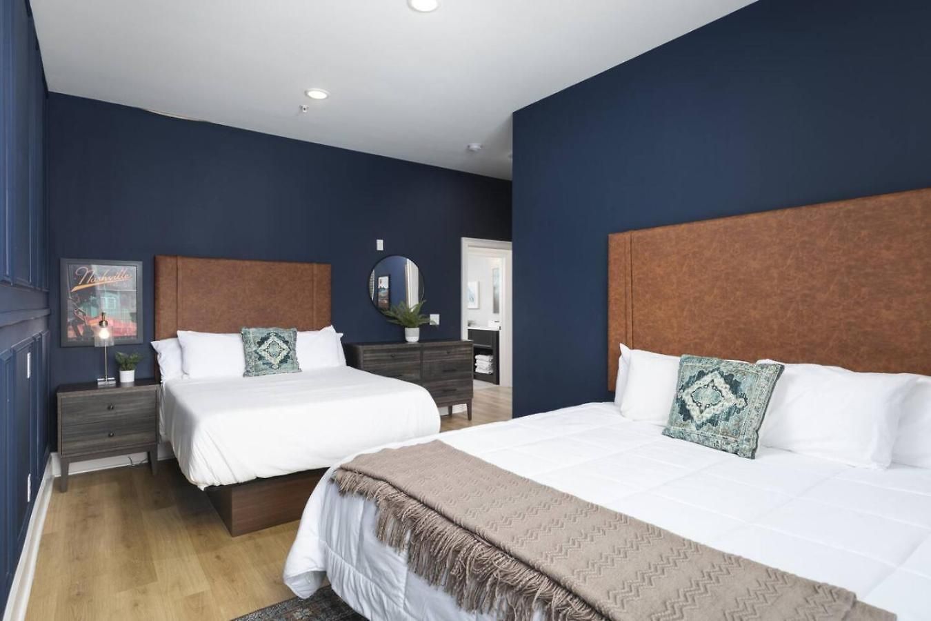 Sleeps 32 Only 10 Minutes To Broadway 4 Side By Side