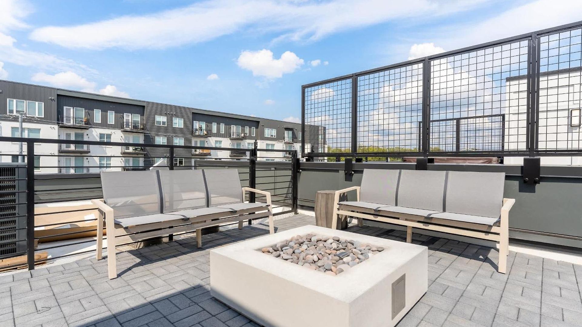 Holiday home Rooftop Fire Pit & Skyline Views Near Broadway
