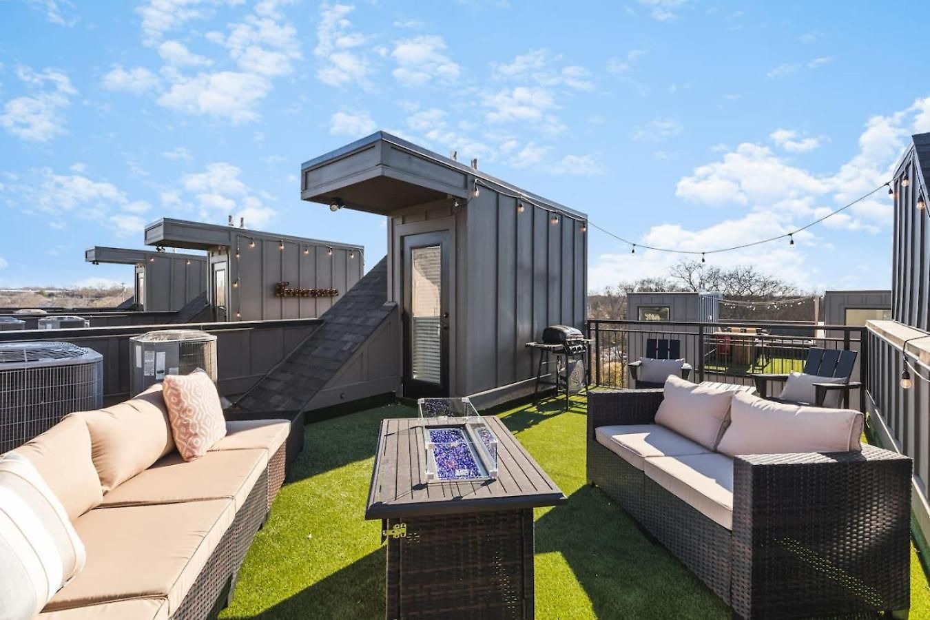Two Adjacent Homes Sleeps 24 Only 3 Miles To Broadway Holiday home