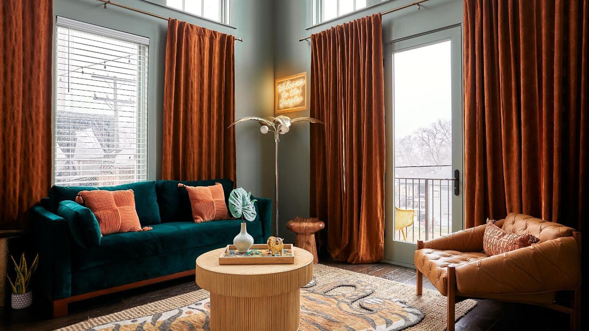 Upscale 12 South Penthouse With 2 Kings, Balcony 1 Of 7 Themed Lofts At Cowrite, Find Coffee And Tacos Downstairs, Complimentary Spin Class, Walk To Shopping In 12 South, 10 Minutes To Broadway, Parking, 24 Hr Hospitality Nashville
