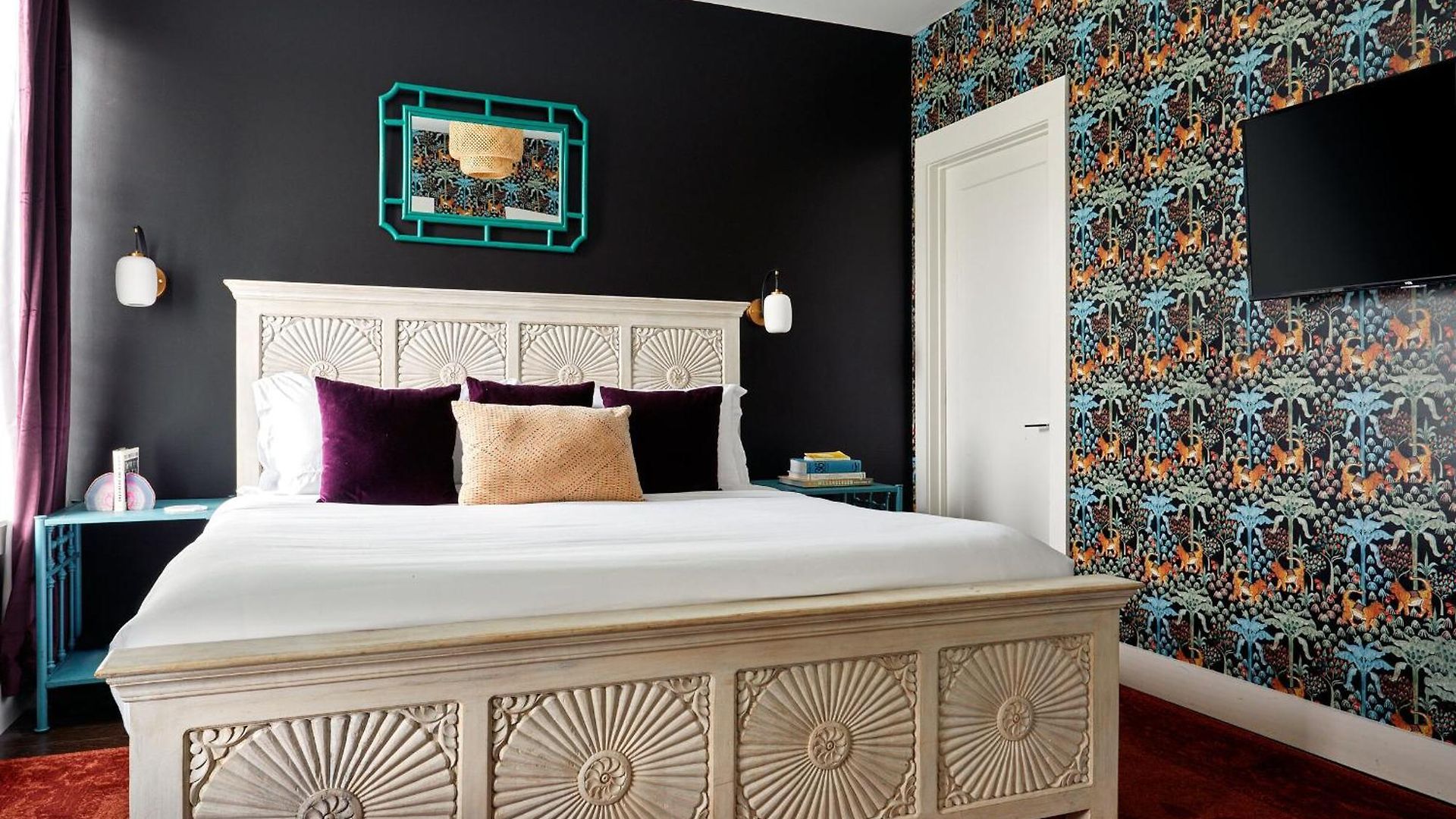 Stylish Boho Courtyard Loft With King Beds In 12s At 1 Of 7 Themed Lofts At Cowrite, Find Coffee And Tacos Downstairs, Complimentary Spin Class, Walk To Shopping In 12 South, 10 Minutes To Broadway, Parking, 24 Hr Hospitality Apartment Nashville
