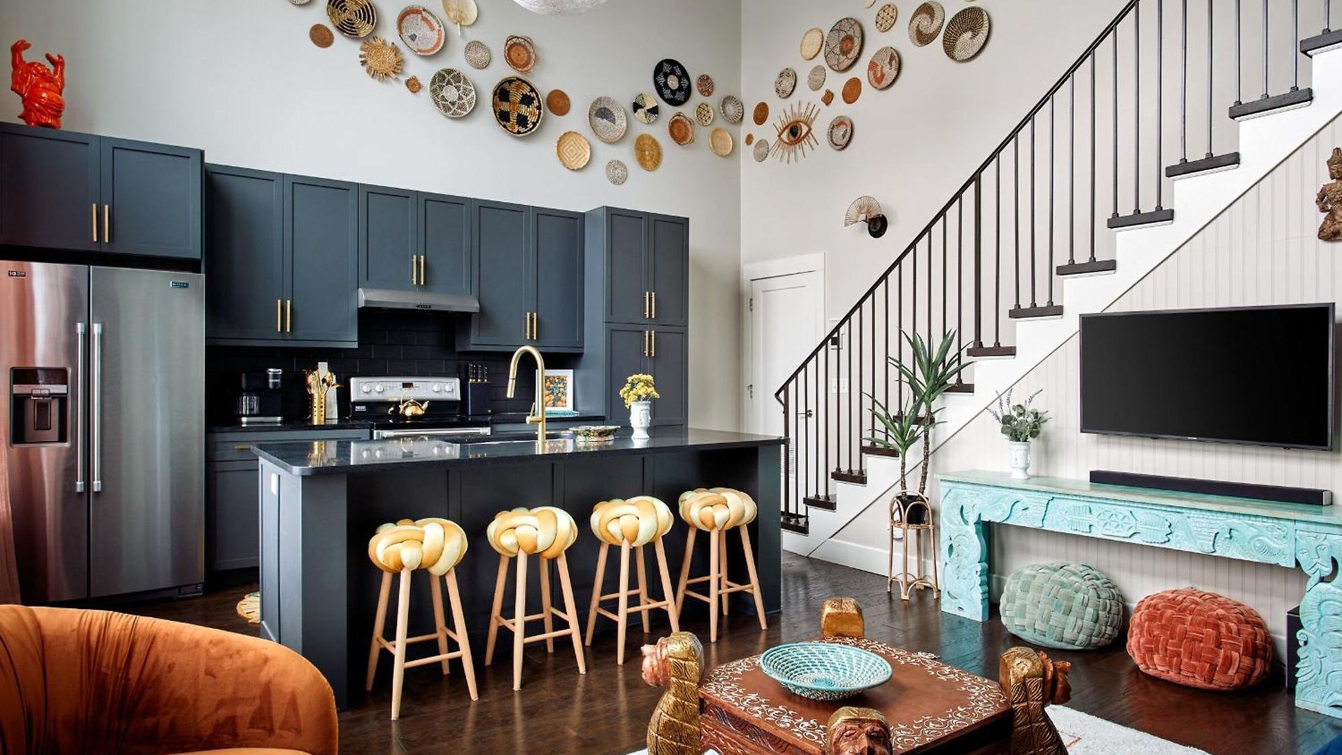 Stylish Boho Courtyard Loft With King Beds In 12s At 1 Of 7 Themed Lofts At Cowrite, Find Coffee And Tacos Downstairs, Complimentary Spin Class, Walk To Shopping In 12 South, 10 Minutes To Broadway, Parking, 24 Hr Hospitality *
