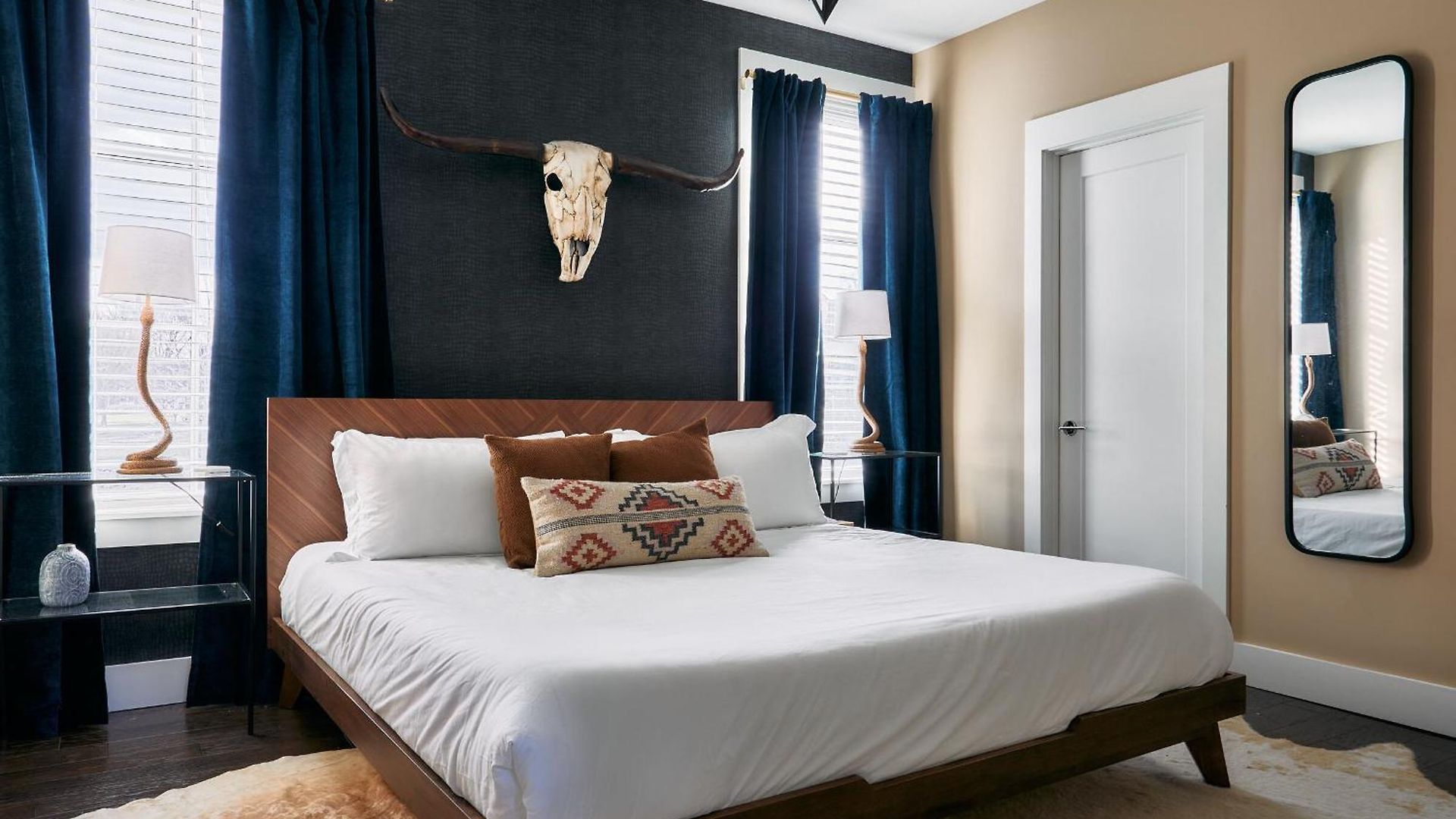 Soaring Ceilings & King Beds Overlooking Courtyard, 1 Of 7 Themed Lofts At Cowrite, Find Coffee And Tacos Downstairs, Complimentary Spin Class, Walk To Shopping In 12 South, 10 Minutes To Broadway, Parking, 24 Hr Hospitality *