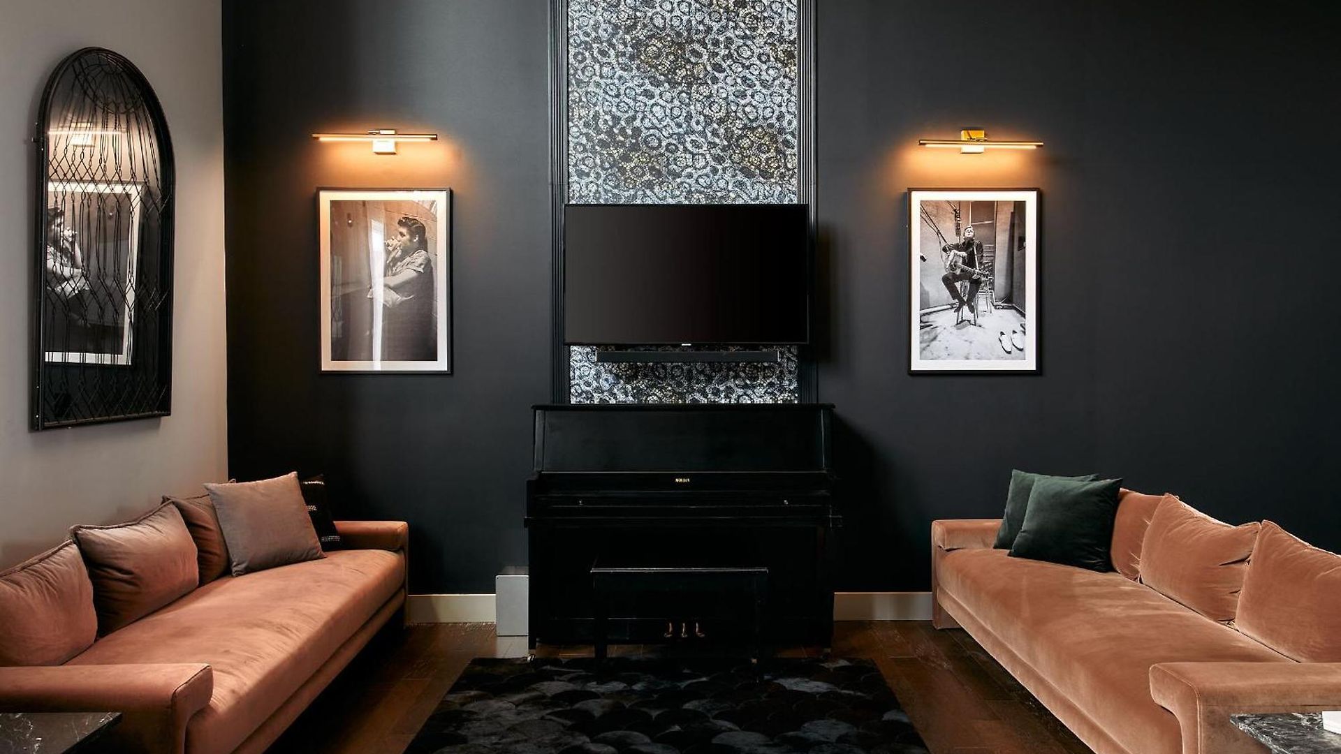 Stylish 2 Penthouse Walk To Shopping, Food, 1 Of 7 Themed Lofts At Cowrite, Find Coffee And Tacos Downstairs, Complimentary Spin Class, Walk To Shopping In 12 South, 10 Minutes To Broadway, Parking, 24 Hr Hospitality Apartment *