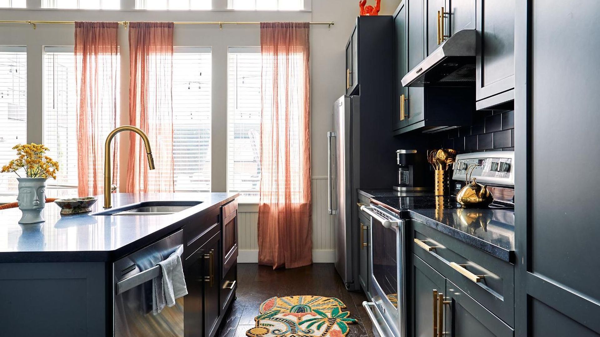 Stylish Boho Courtyard Loft With King Beds In 12s At 1 Of 7 Themed Lofts At Cowrite, Find Coffee And Tacos Downstairs, Complimentary Spin Class, Walk To Shopping In 12 South, 10 Minutes To Broadway, Parking, 24 Hr Hospitality *