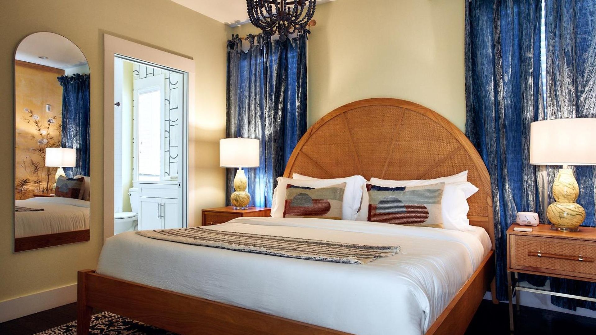 Apartment Courtyard Penthouse, Kings Beds & Soaring Ceilings, 1 Of 7 Themed Lofts At Cowrite, Find Coffee And Tacos Downstairs, Complimentary Spin Class, Walk To Shopping In 12 South, 10 Minutes To Broadway, Parking, 24 Hr Hospitality Nashville