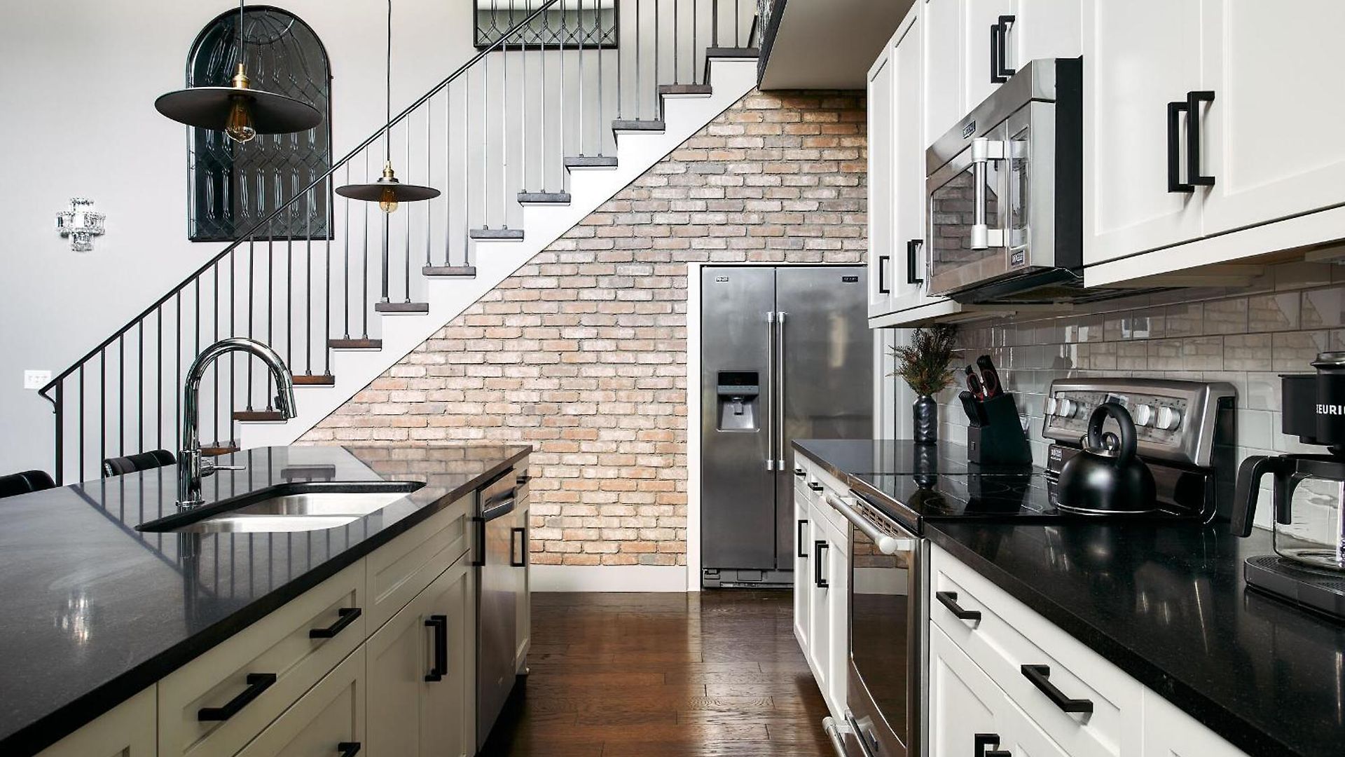 Stylish 2 Penthouse Walk To Shopping, Food, 1 Of 7 Themed Lofts At Cowrite, Find Coffee And Tacos Downstairs, Complimentary Spin Class, Walk To Shopping In 12 South, 10 Minutes To Broadway, Parking, 24 Hr Hospitality Nashville