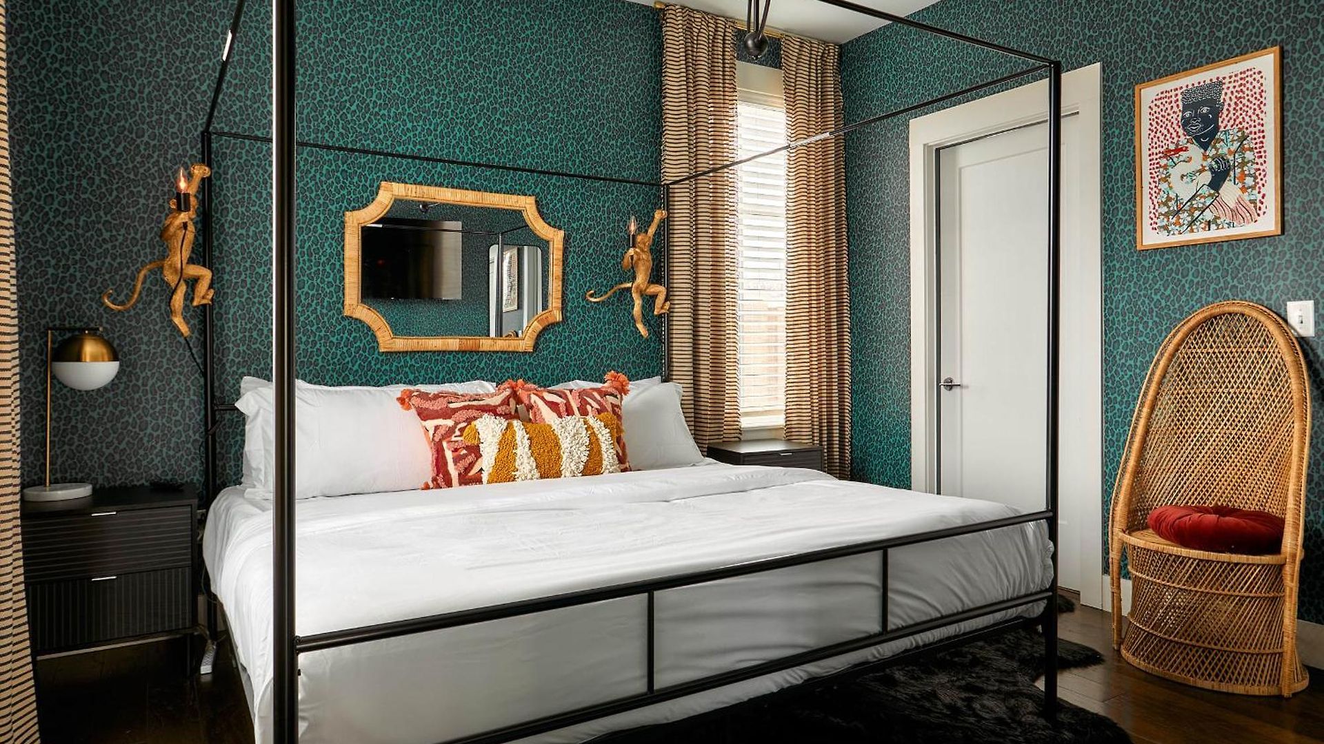 Upscale 12 South Penthouse With 2 Kings, Balcony 1 Of 7 Themed Lofts At Cowrite, Find Coffee And Tacos Downstairs, Complimentary Spin Class, Walk To Shopping In 12 South, 10 Minutes To Broadway, Parking, 24 Hr Hospitality Apartment