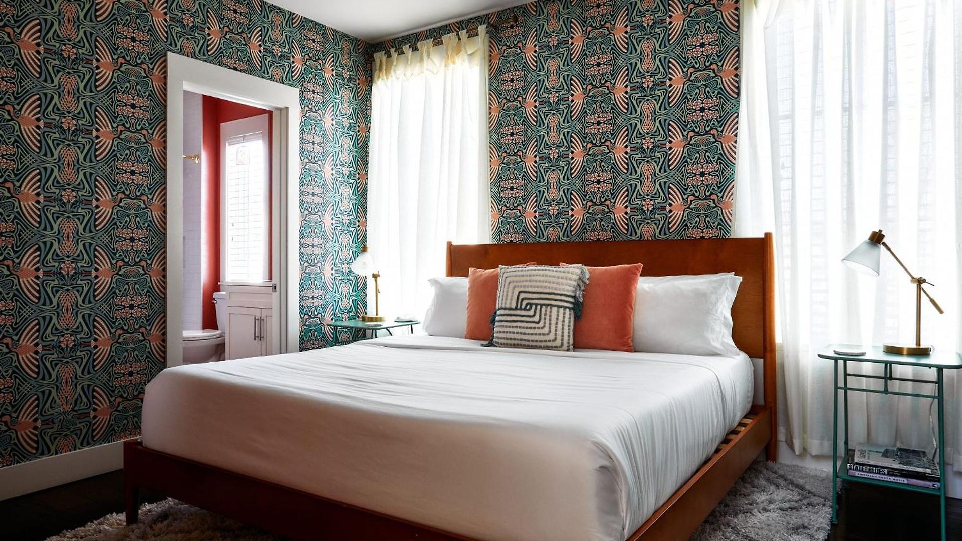 Apartment Courtyard Penthouse, Kings Beds & Soaring Ceilings, 1 Of 7 Themed Lofts At Cowrite, Find Coffee And Tacos Downstairs, Complimentary Spin Class, Walk To Shopping In 12 South, 10 Minutes To Broadway, Parking, 24 Hr Hospitality *