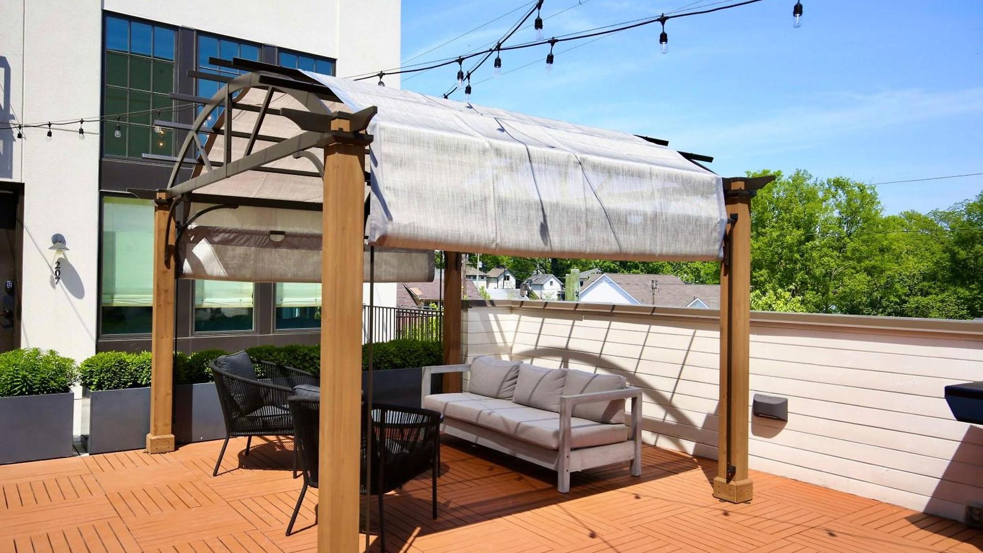 Stylish Boho Courtyard Loft With King Beds In 12s At 1 Of 7 Themed Lofts At Cowrite, Find Coffee And Tacos Downstairs, Complimentary Spin Class, Walk To Shopping In 12 South, 10 Minutes To Broadway, Parking, 24 Hr Hospitality *