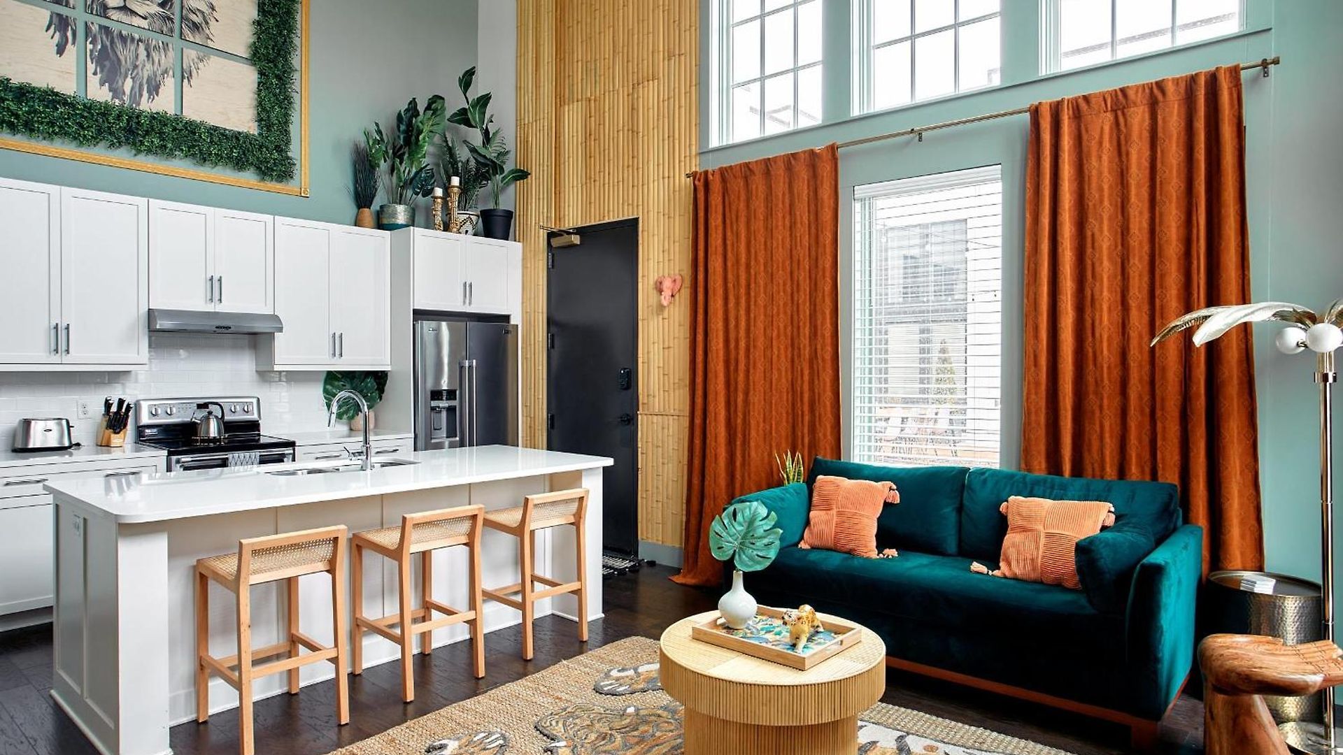 Upscale 12 South Penthouse With 2 Kings, Balcony 1 Of 7 Themed Lofts At Cowrite, Find Coffee And Tacos Downstairs, Complimentary Spin Class, Walk To Shopping In 12 South, 10 Minutes To Broadway, Parking, 24 Hr Hospitality *