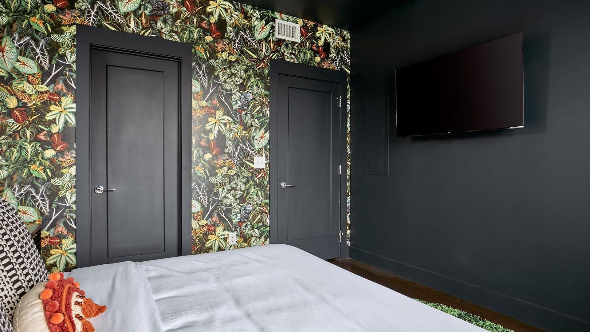 Upscale 12 South Penthouse With 2 Kings, Balcony 1 Of 7 Themed Lofts At Cowrite, Find Coffee And Tacos Downstairs, Complimentary Spin Class, Walk To Shopping In 12 South, 10 Minutes To Broadway, Parking, 24 Hr Hospitality * Nashville