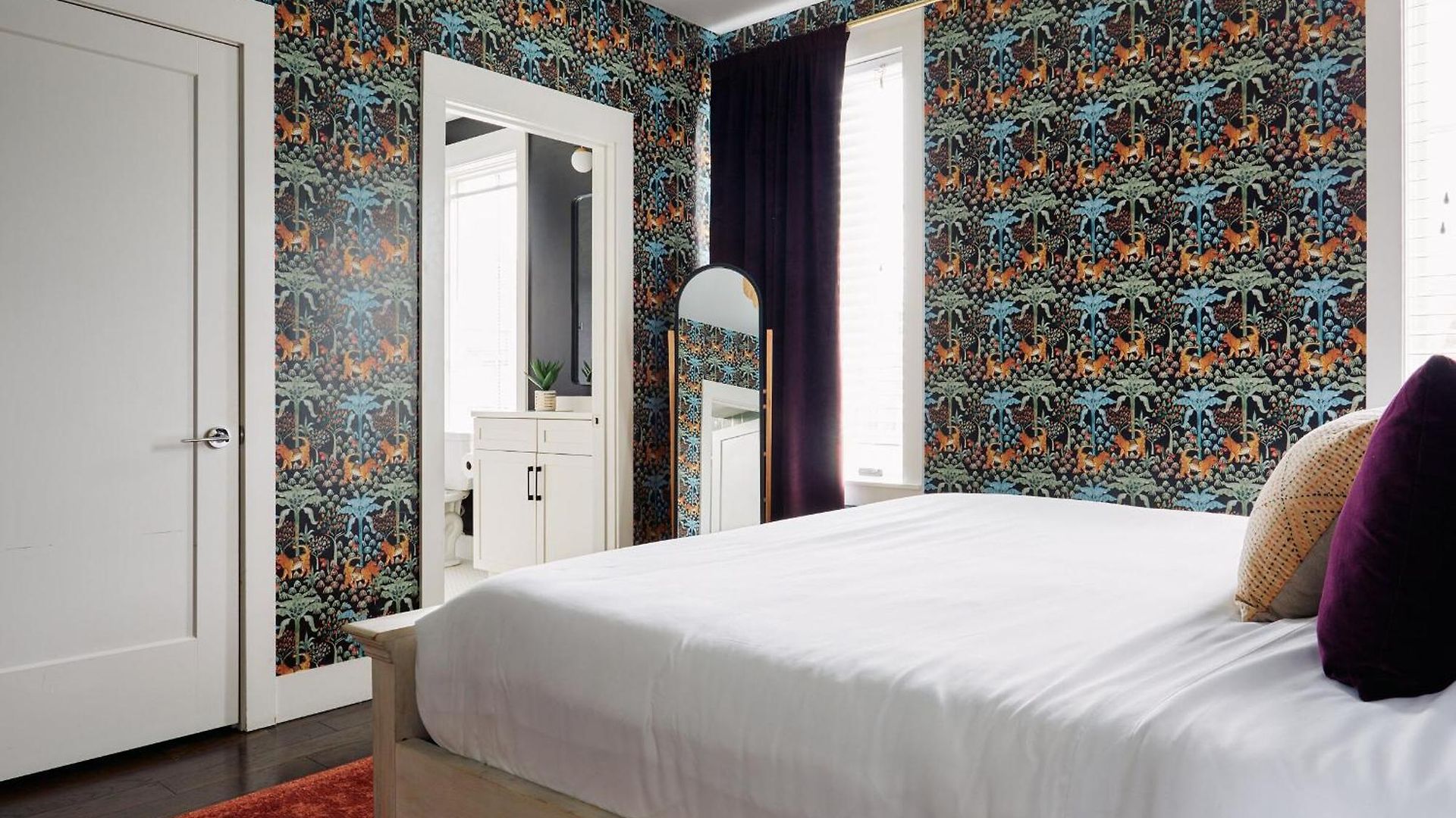 Stylish Boho Courtyard Loft With King Beds In 12s At 1 Of 7 Themed Lofts At Cowrite, Find Coffee And Tacos Downstairs, Complimentary Spin Class, Walk To Shopping In 12 South, 10 Minutes To Broadway, Parking, 24 Hr Hospitality * Nashville