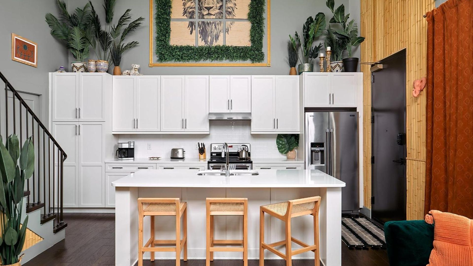 Upscale 12 South Penthouse With 2 Kings, Balcony 1 Of 7 Themed Lofts At Cowrite, Find Coffee And Tacos Downstairs, Complimentary Spin Class, Walk To Shopping In 12 South, 10 Minutes To Broadway, Parking, 24 Hr Hospitality Apartment Nashville