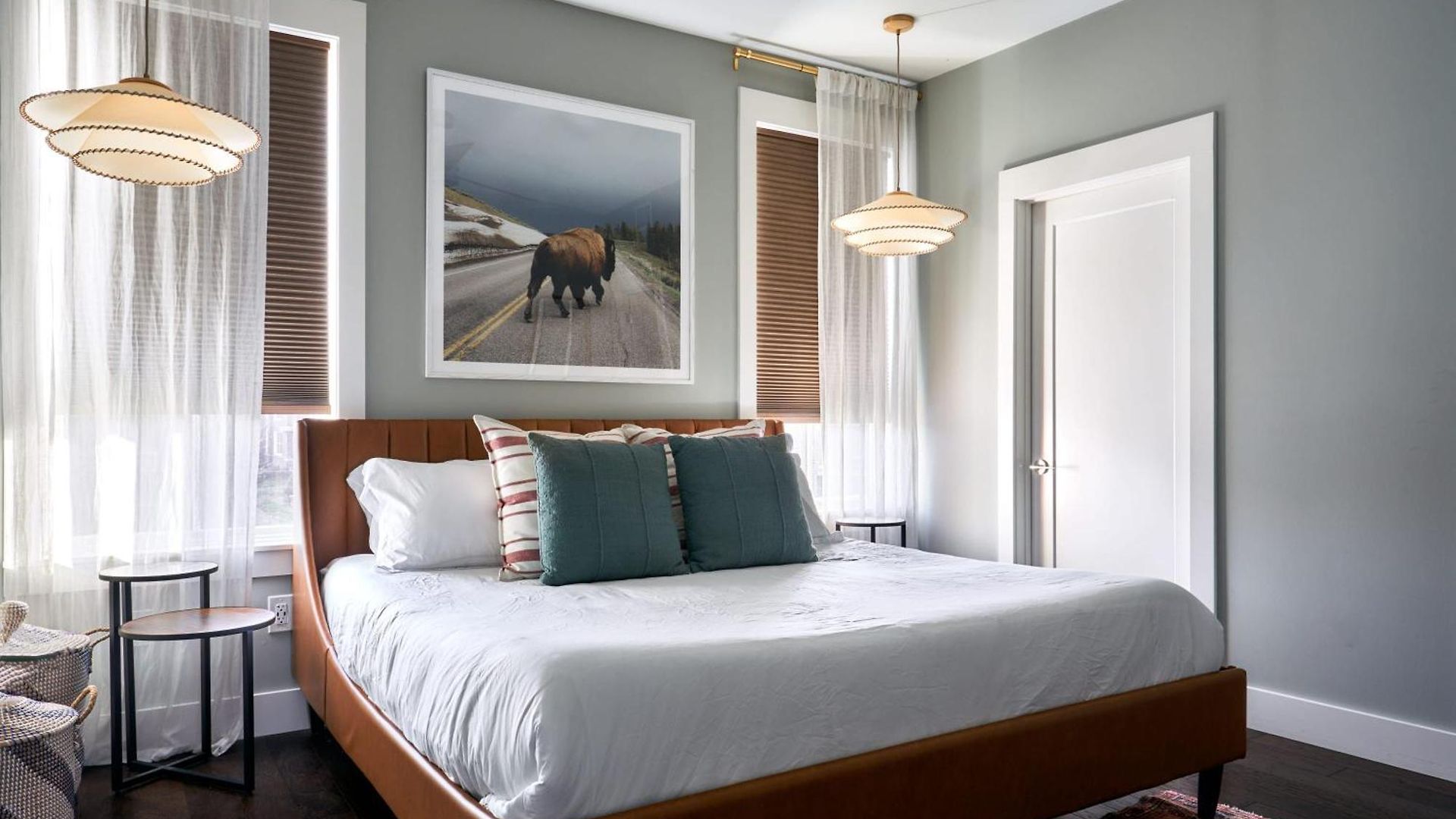 Soaring Ceilings & King Beds Overlooking Courtyard, 1 Of 7 Themed Lofts At Cowrite, Find Coffee And Tacos Downstairs, Complimentary Spin Class, Walk To Shopping In 12 South, 10 Minutes To Broadway, Parking, 24 Hr Hospitality Apartment Nashville