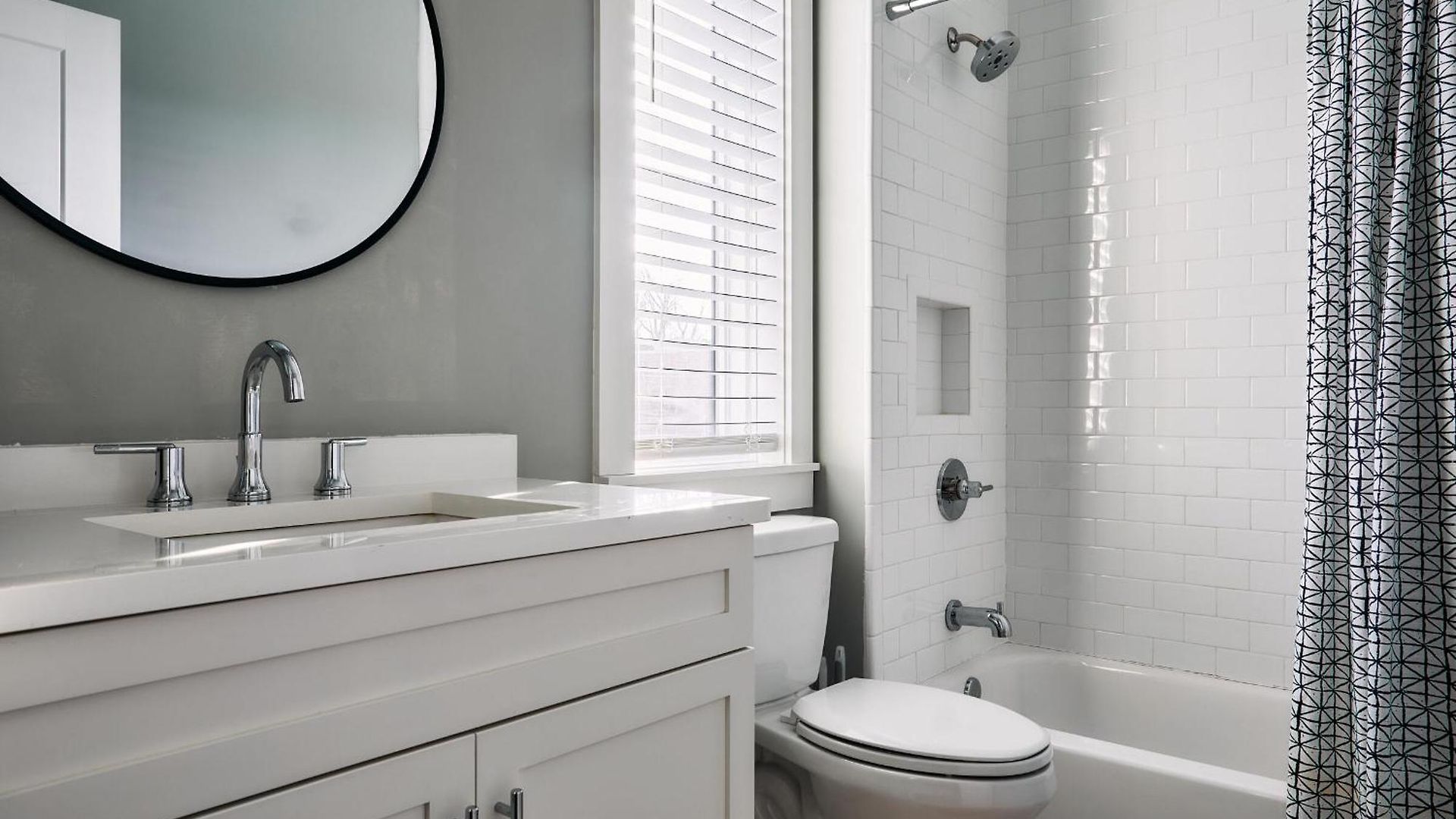 Soaring Ceilings & King Beds Overlooking Courtyard, 1 Of 7 Themed Lofts At Cowrite, Find Coffee And Tacos Downstairs, Complimentary Spin Class, Walk To Shopping In 12 South, 10 Minutes To Broadway, Parking, 24 Hr Hospitality Nashville