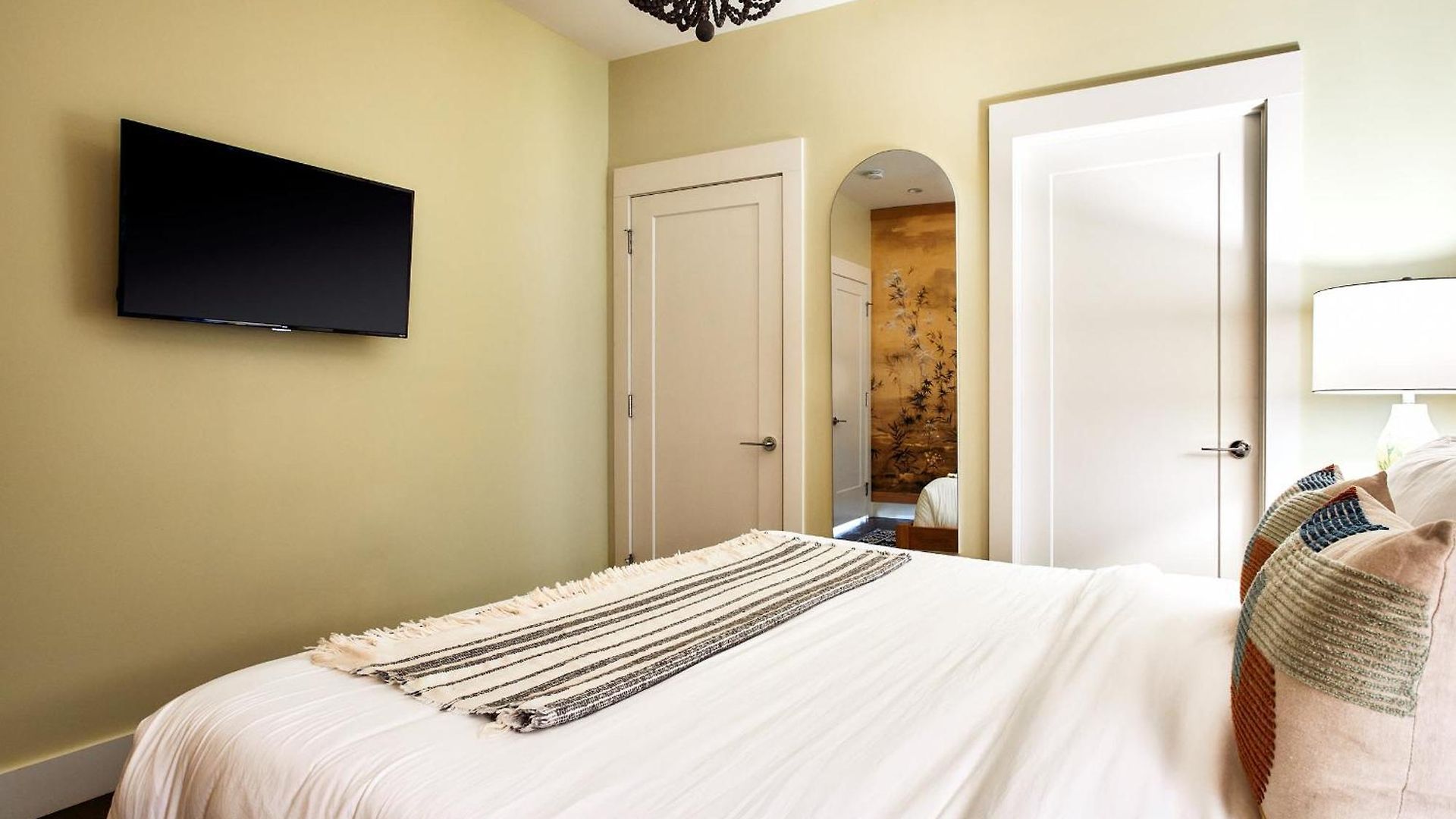 Courtyard Penthouse, Kings Beds & Soaring Ceilings, 1 Of 7 Themed Lofts At Cowrite, Find Coffee And Tacos Downstairs, Complimentary Spin Class, Walk To Shopping In 12 South, 10 Minutes To Broadway, Parking, 24 Hr Hospitality