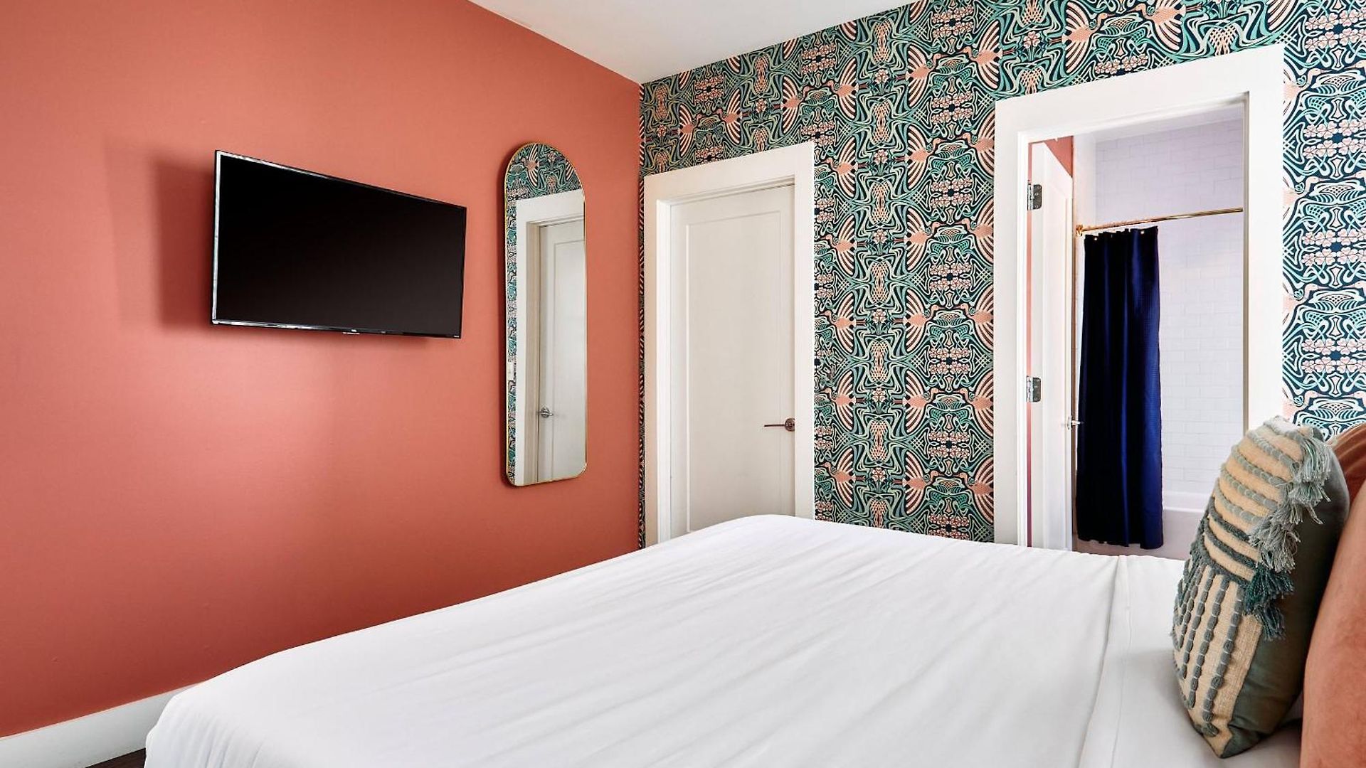 Apartment Courtyard Penthouse, Kings Beds & Soaring Ceilings, 1 Of 7 Themed Lofts At Cowrite, Find Coffee And Tacos Downstairs, Complimentary Spin Class, Walk To Shopping In 12 South, 10 Minutes To Broadway, Parking, 24 Hr Hospitality